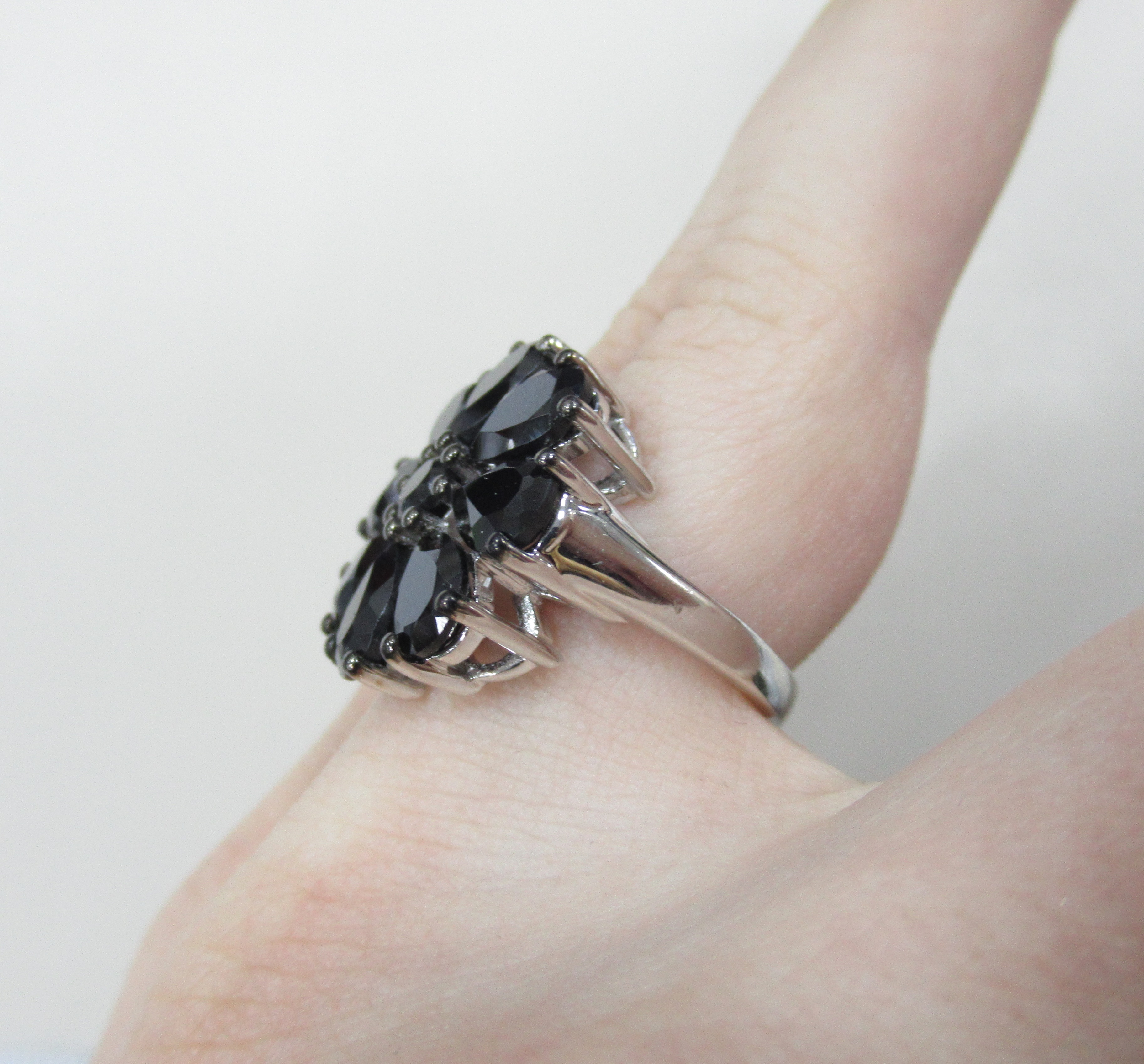 Серебряное кольцо со шпинелью "Цветок"